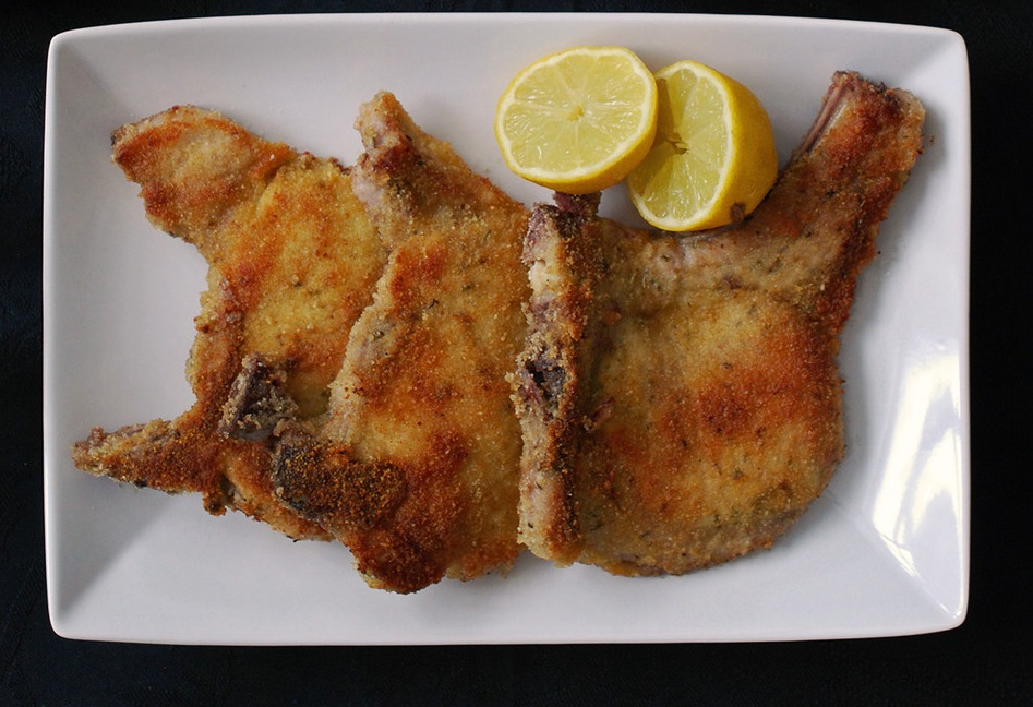 COSTILLAS DE CERDO A LA MILANESA CON ENSALADA DE MEMBRILLOS